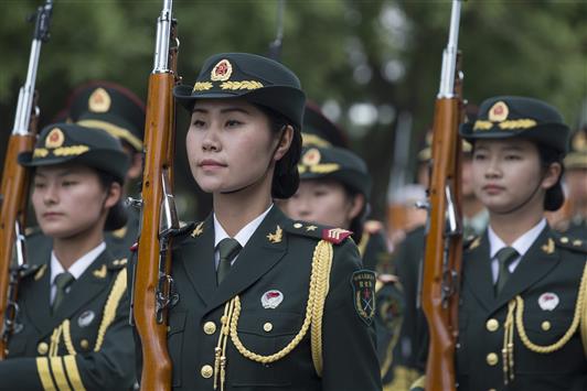 جنديات صينيات خلال مراسم الترحيب بزيارة رئيسة وزراء بنغلادش شيخة حسينة في بكين امس (أ ب ا)