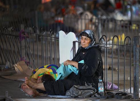 نازحة من الموصل تجلس في مخيم للاجئين في اربيل أمس الأول (أ ب)