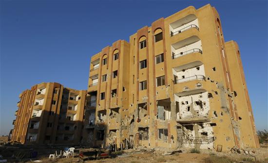 مباني متضررة جراء هجوم «داعش» على مقر «الفرقة 17» في ريف الرقة امس الاول (رويترز)