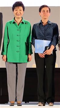 رئيسة كوريا الجنوبية بارك غون هي تقف إلى جانب ميرزاخاني في حفل افتتاح توزيع جائزة "المؤتمر الدولي للرياضيات" في سيول (أ ب أ)