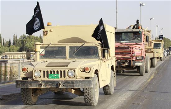مسلحون من "داعش" يستعرضون أسلحة غنموها من العراق في الرقة في 30 حزيران الماضي (رويترز)