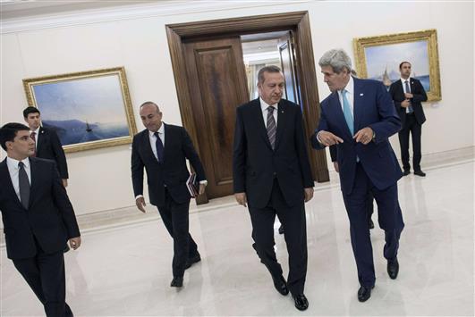 وزير الخارجية الأميركي جون كيري والرئيس التركي رجب طيب أردوغان بعد اجتماعهما في أنقرة، أمس (رويترز)