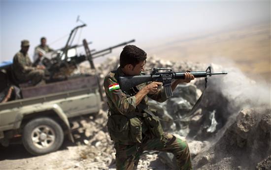 مقاتل من "البشمركة" خلال اشتباك مع مسلحي "داعش" عند جبل زرداك شرق الموصل، أمس. (أ ف ب)