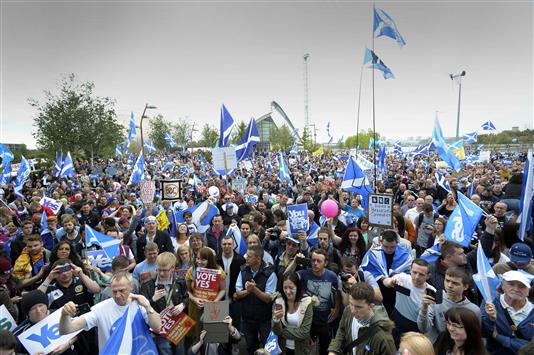 متظاهرون مؤيدون لاستقلال اسكتلندا خلال تظاهرة حاشدة في مدينة غلاسكو أمس (أ ف ب)