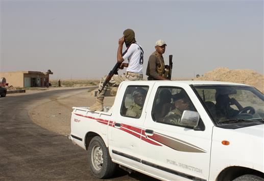 مسلحون من العشائر يحملون أسلحتهم لحماية أطراف بعقوبة في شمال شرق بغداد أمس الأول (رويترز)