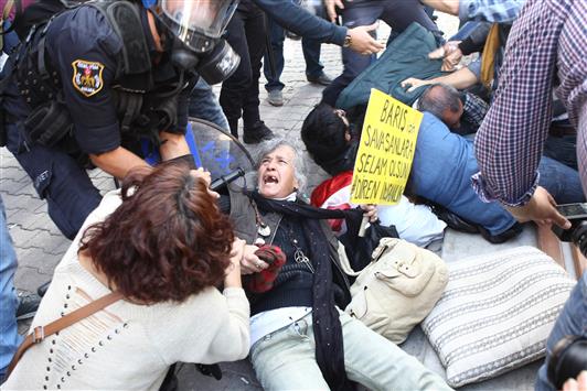 الأمن التركي يواجه المتظاهرين بالغاز المسيل للدموع في أنقرة اليوم (أ ف ب)