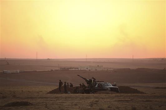 مقاتلون من "البشمركة" يشاركون في عملية تأمين منطقة ربيعة، في مواجهة تنظيم "داعش" عند الحدود السورية - العراقية، أمس الأول. (رويترز)