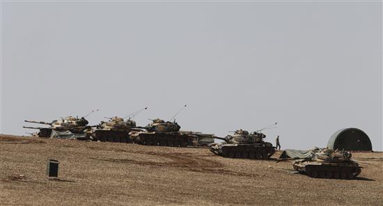دبابات تركية بمواجهة مدينة عين العرب امس (ا ب ا)
