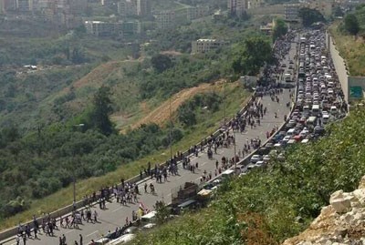 الطرقات في لبنان تغص بالمواطنين السوريين المتوجهين إلى السفارة السورية 