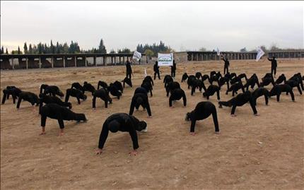 صورة نشرت امس الاول على «فايسبوك» لمسلحين من «حركة احرار الشام» يتدربون في الغوطة الشرقية (ا ب)