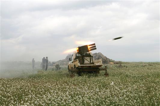 مسلحون يقصفون القوات السورية في بصرى الشام في درعا امس الاول (رويترز)