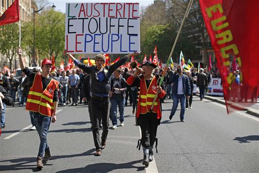 من مسيرة احتجاجية في باريس اليوم (رويترز)