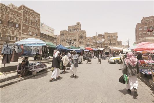 يمنيون في أسواق مدينة صنعاء القديمة أمس (رويترز)