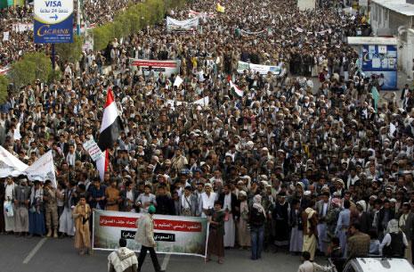 خرج الآلاف اليمنيين أمس في تظاهرات منددة بالعدون السعودي (أ ف ب)
