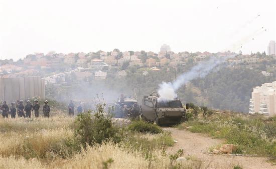 قوات الاحتلال الاسرائيلي تطلق القنابل المسيلة للدموع باتجاه فلسطينيين يتظاهرون ضد الاستيطان قرب نابلس (ا ف ب)