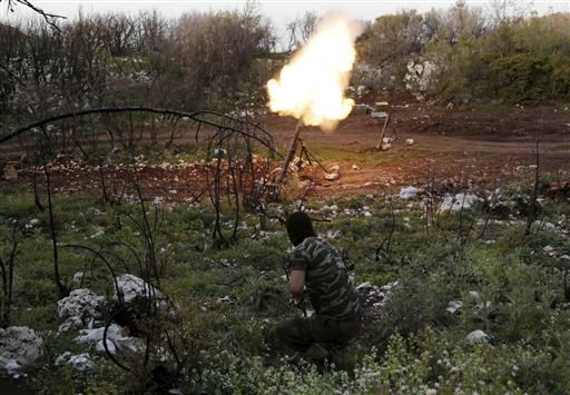 مسلح يطلق قذيفة هاون من جبل الاكراد في ريف اللاذقية امس الاول (رويترز)