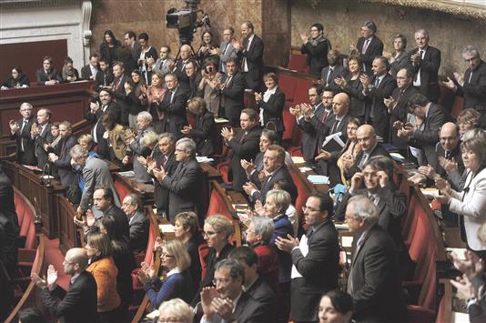 نواب فرنسيون يصفقون بعد التصويت على الاعتراف بالدولة الفلسطينية في البرلمان في باريس امس (ا ف ب)