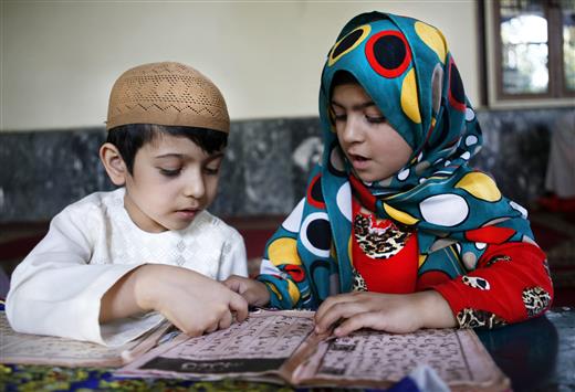 طفلان يتعلمان القرآن في كابول اليوم (إ ب أ)