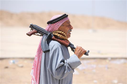 أحد مقاتلي العشائر العراقية الذين انضموا إلى "الحشد الشعبي" خلال تخريج دورة عسكرية في قاعدة الحبانية، الأسبوع الماضي. (أ ف ب)