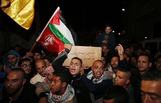 فلسطينيون يشيعون يوسف الرموني في الضفة الغربية أمس (رويترز)