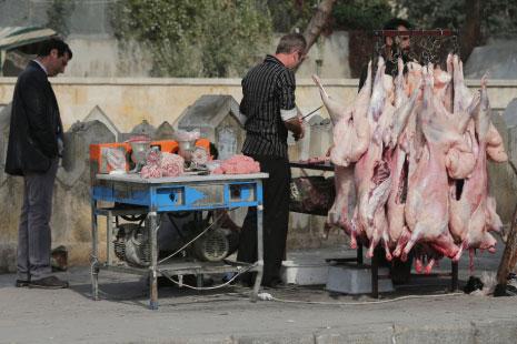 في أحد شوارع شرقي حلب منذ يومين (أ ف ب) 