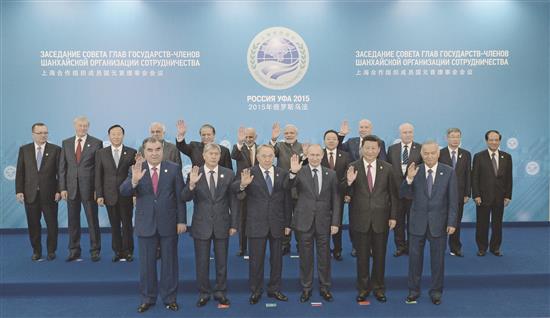صورة جامعة لرؤساء الدول الأعضاء في «منظمة شانغهاي» في مؤتمرهم في مدينة أوفا الروسية، أمس. (أ ب أ)