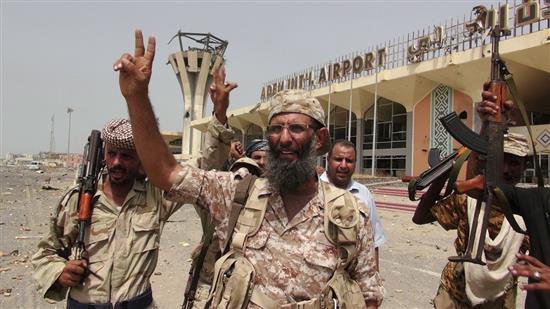 مقاتلون موالون لهادي يرفعون إشارة النصر بعد سيطرتهم على مطار عدن (رويترز)