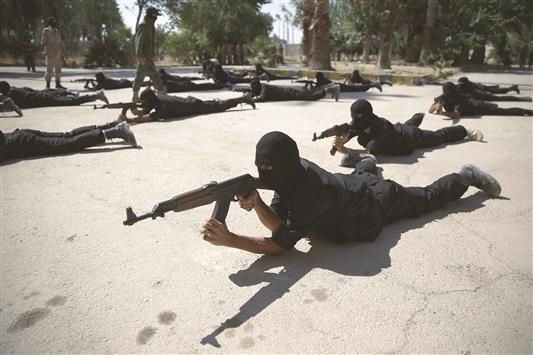 مسلحون من «فيلق الرحمن» يستعرضون في غوطة دمشق أمس الأول (ا ف ب)