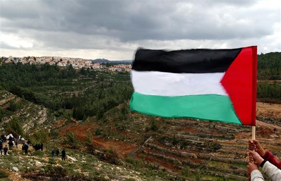 رفع علم فلسطين أمام مستوطنة "اليعازر" جنوب بيت لحم.