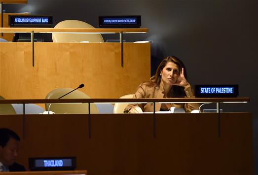 عضوة بالوفد الفلسطيني تستمع الى خطاب نتنياهو امام الامم المتحدة امس (ا ف ب)