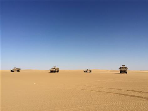 عربات إماراتية مدربة في الجبهة الأمامية في محافظة مأرب، أمس (رويترز)