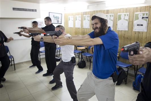 مستوطنون إسرائيليون يتدربون على الرماية لقتل الفلسطينيين في القدس المحتلة (أ ب أ)