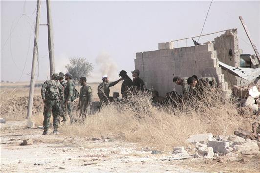 جنود سوريون قرب مطار كويرس الحربي في ريف حلب امس (ا ف ب)