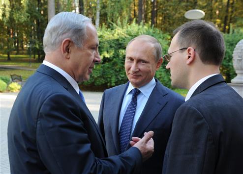 بوتين يستمع الى نتنياهو خلال لقائهما في موسكو أمس (ا ب ا)