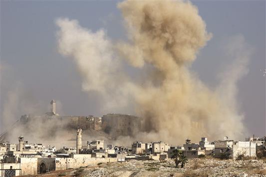 دخان يتصاعد جراء غارة جوية قرب قلعة حلب امس الاول (ا ف ب)