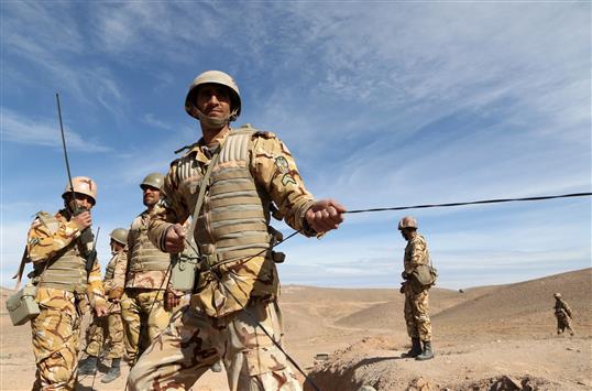 جنود إيرانيون يشاركون في مناورات عسكرية في خراج أحدى البلدات شمال شرقي البلاد بالقرب من مدينة مشهد (أ ف ب)