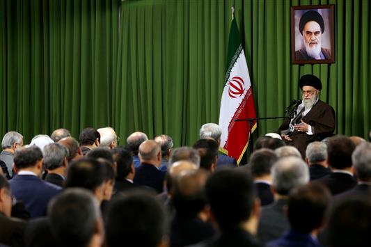 خامنئي خلال استقباله في طهران السفراء ومسؤولي البعثات الديبلوماسية الايرانية في الخارج أمس (أ ف ب)