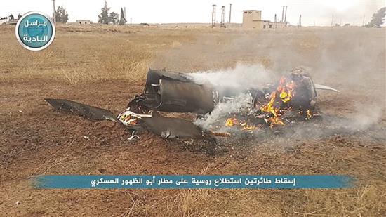 صورة وزّعتها "جبهة النصرة" أمس لما قالت إنه حطام طائرة روسية من دون طيار أسقطت فوق مطار أبو الضهور في ريف ادلب (ا ف ب)