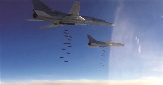 صورة مأخوذة عن شريط فيديو وزعته وزارة الدفاع الروسية امس لقاذفتي «توبوليف» خلال الإغارة على مواقع «داعش» في سوريا (ا ب ا)