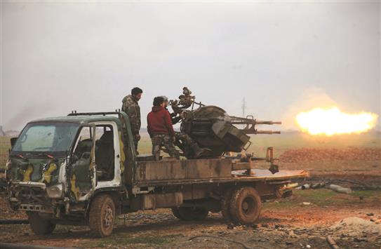 جنود سوريون يطلقون النار على مواقع «داعش» قرب بلدة الباب في ريف حلب أمس (ا ف ب)