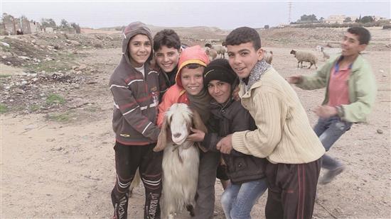 أطفال يلهون في قرية البغيلية في دير الزور في العام ٢٠١٤
