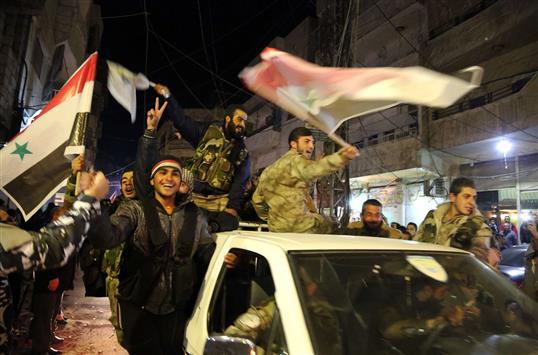 مقاتلون من السريان يحتفلون في القامشلي امس الاول بعد عودتهم من قتال "داعش" (ا ف ب)