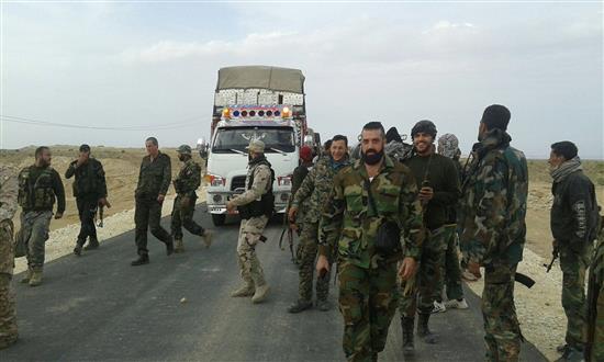 قافلة تحمل مواد غذائية إلى مدينة حلب بعد سيطرة الجيش على طريق خناصر ("السفير")