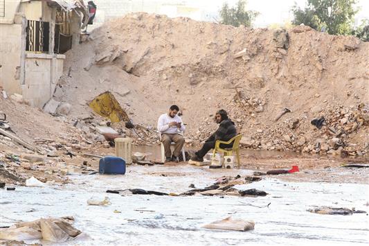 مسلحان تابعان لـ«الجيش الحر» في حي الاشرفية في حلب امس (رويترز)