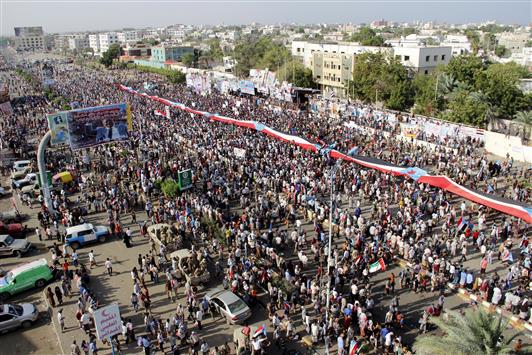 أنصار "الحراك الجنوبي" يتجمّعون لليوم الثاني على التوالي في عدن للمطالبة بالانفصال (رويترز)