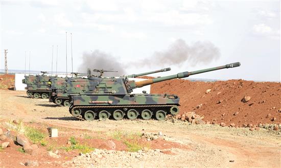 مدفعية تركية تقصف مواقع «داعش» داخل سوريا امس («الاناضول»)