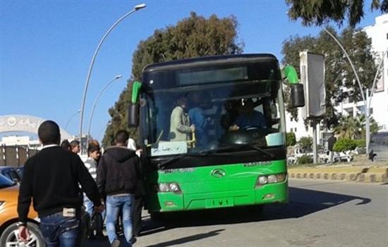 سوريون يركبون حافلة