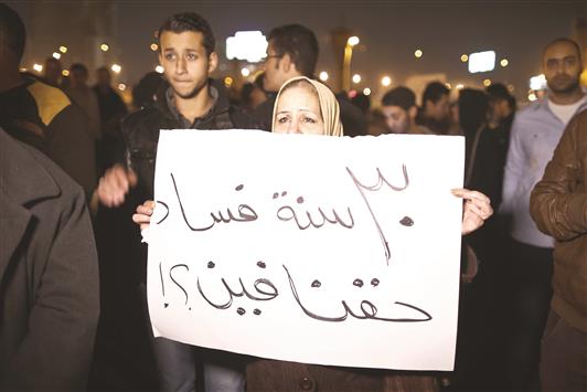 متظاهرون يحتجون على براءة مبارك في ميدان عبد المنعم رياض يوم السبت الماضي (أ ف ب)