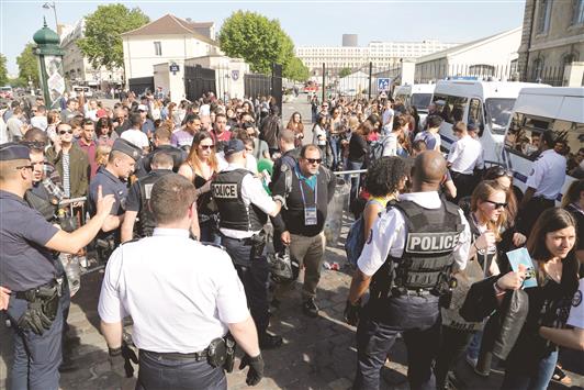 عمليات تفتيش للشرطة الفرنسية في منطقة «شان دو مارس» في باريس المخصصة لمشجعي ومتتبعي مباريات كأس اوروبا (أ ب أ)