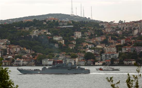 سفينة الإنزال الروسية تبحر بحماية البحرية التركية في البوسفور خلال إبحارها الى البحر الأسود امس الاول (رويترز)